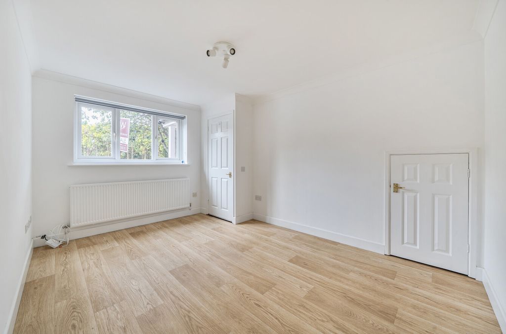 Property photo 2 of 9 1481616-10-6A33Bc...