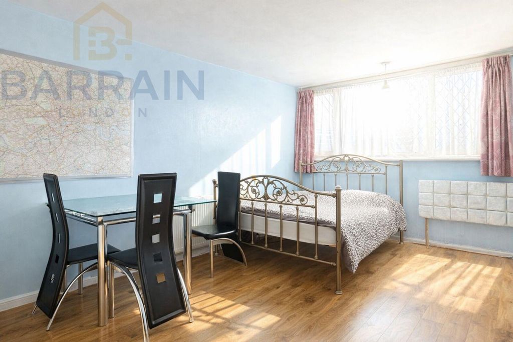 Property photo 1 of 6 Canning Town, E16 Flat For Sale By Barrain London Estate Agency