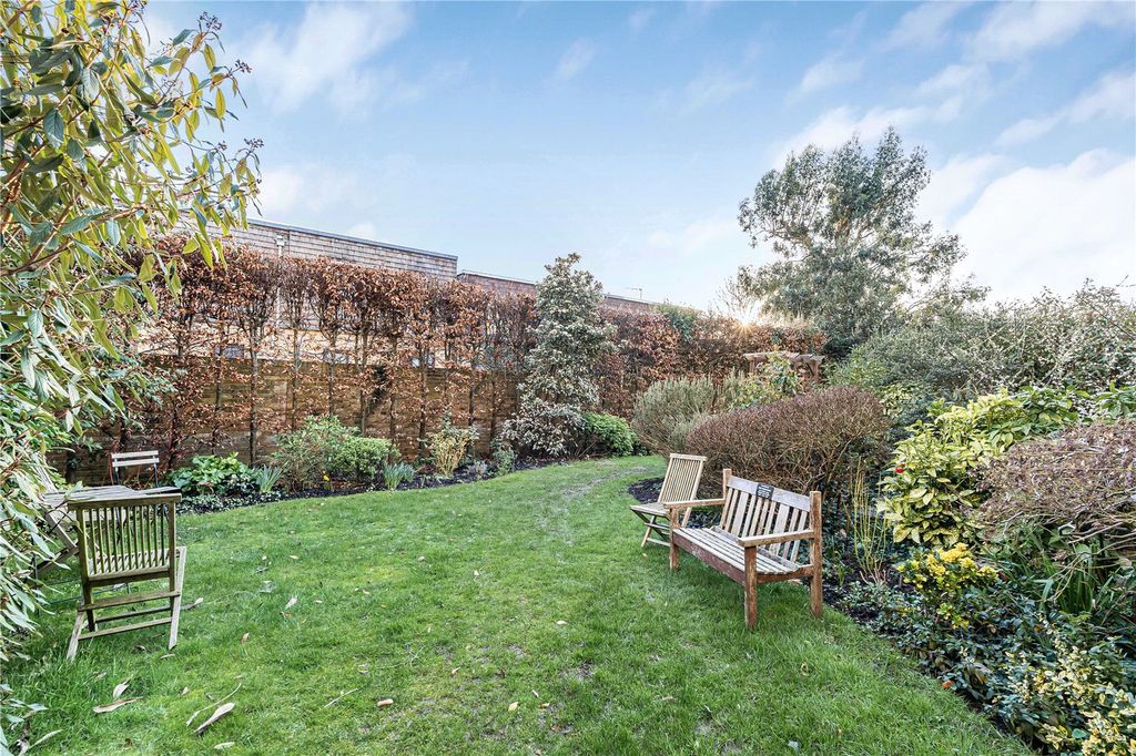 Property photo 1 of 9 Communal Gardens