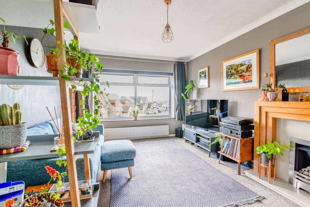 Property photo 2 of 18 Lounge