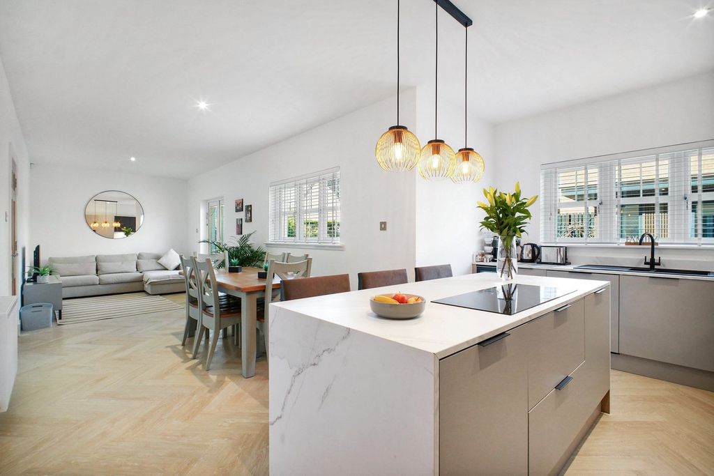 Property photo 3 of 35