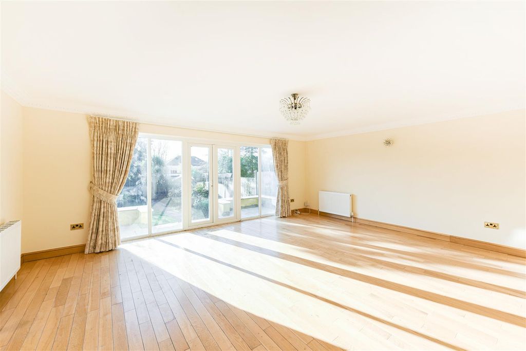 Property photo 1 of 28 48A Broadwalk-1.Jpg