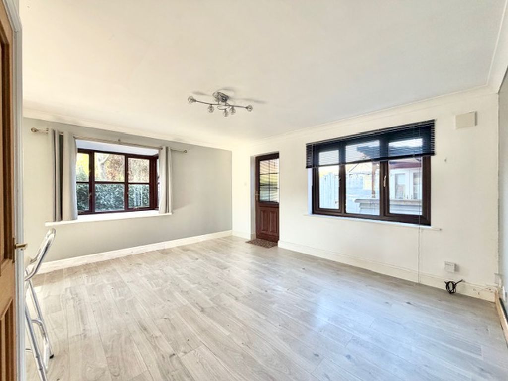 Property photo 3 of 19 Living Diner