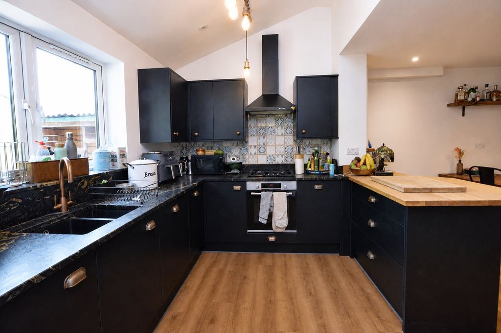 Property photo 1 of 11 3E3c57F4-3667-48E8-B587-E7B9cd60E38B