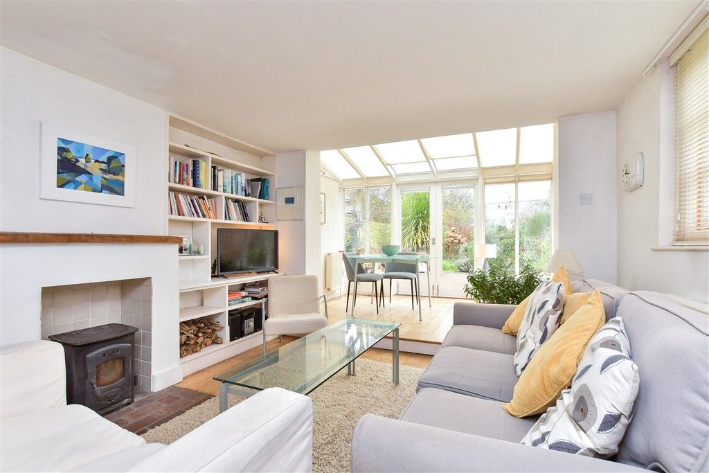 Property photo 3 of 19 Lounge