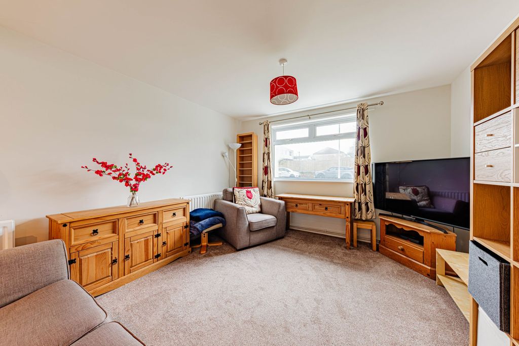 Property photo 3 of 26 Living Room (1)