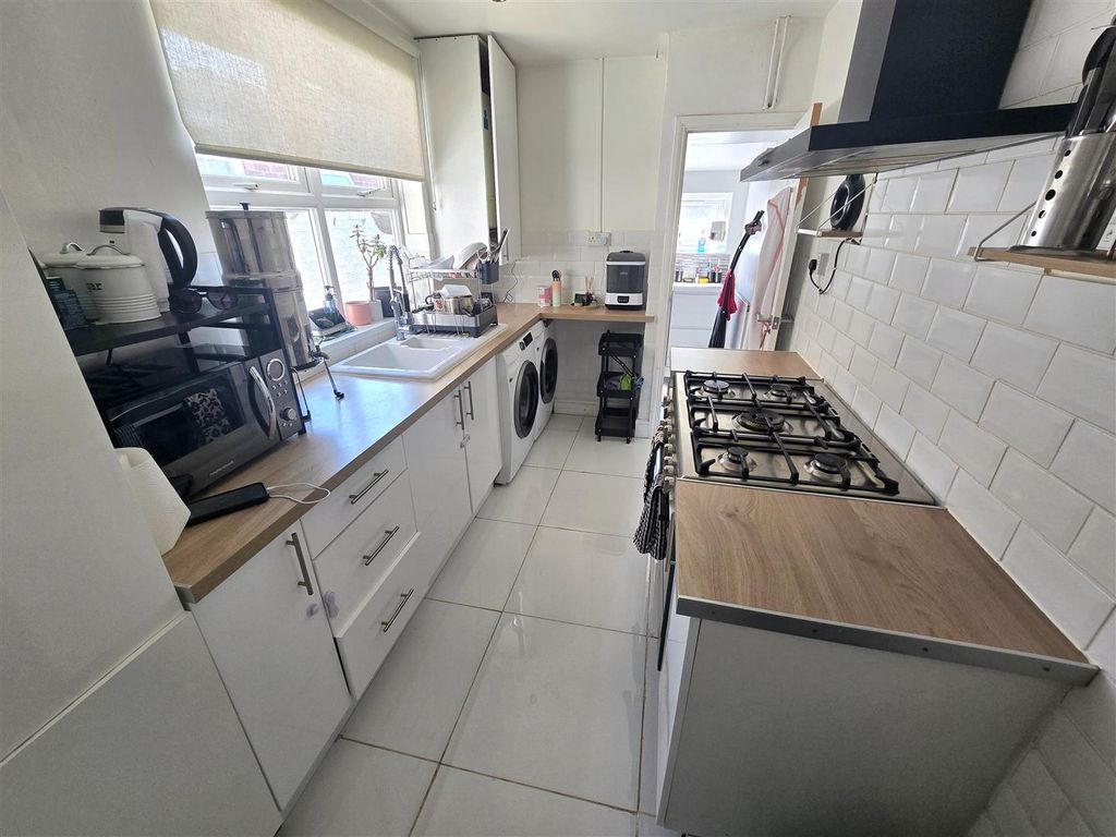 Property photo 3 of 11 Kitchen