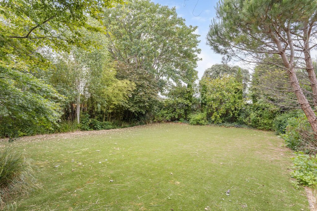 Property photo 2 of 25