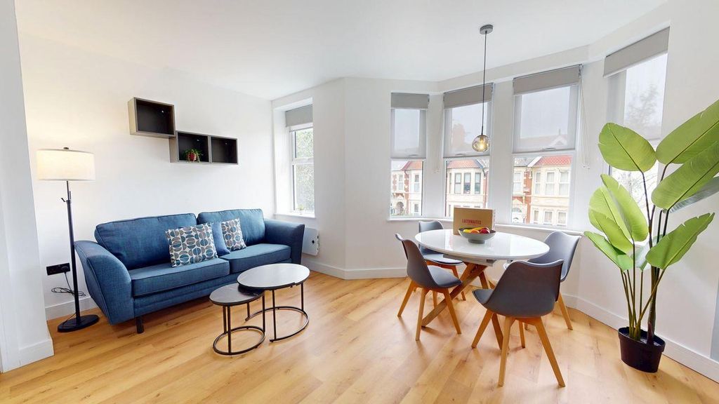 Property photo 2 of 12 4 80 Monthermer 2.Jpg