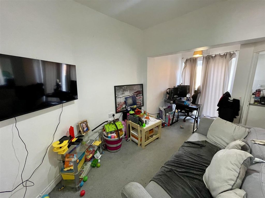 Property photo 3 of 14 Lounge