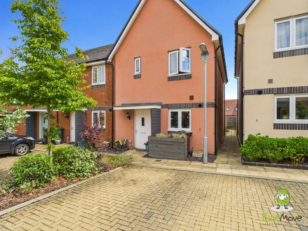 Property photo 1 of 17 Ewemove Estate Agents Basingstoke - Wolfson Drive