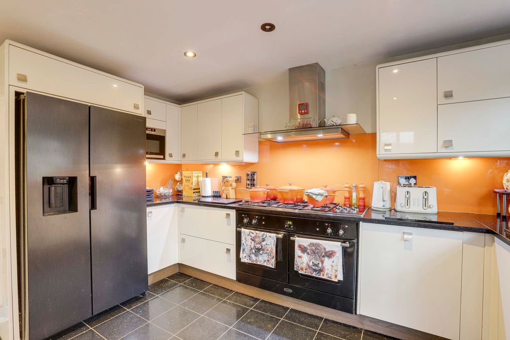 Property photo 3 of 25