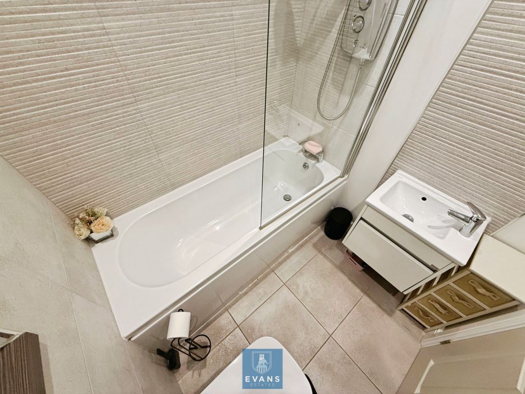 Property photo 3 of 18 Bathroom