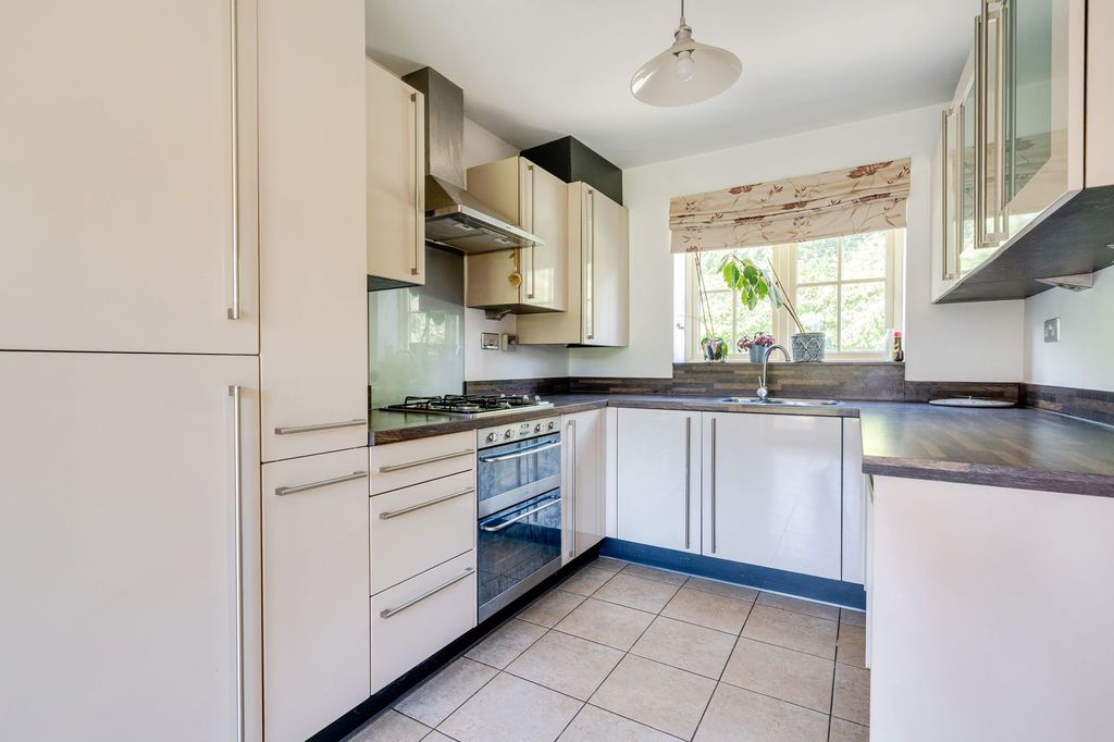 Property photo 2 of 10 Kitchen