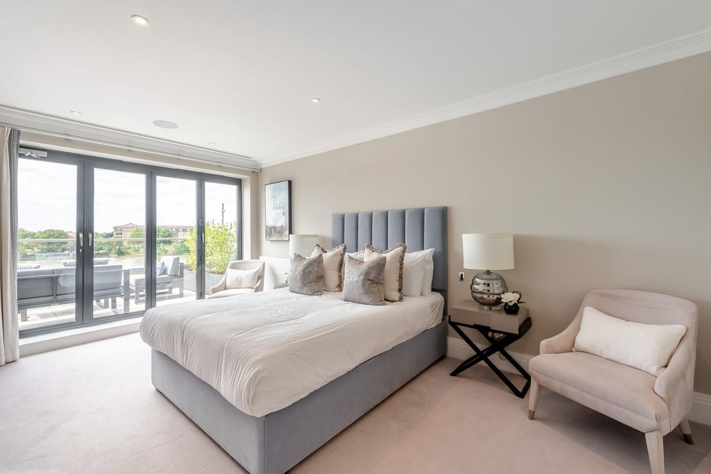 Property photo 3 of 16 Bedroom