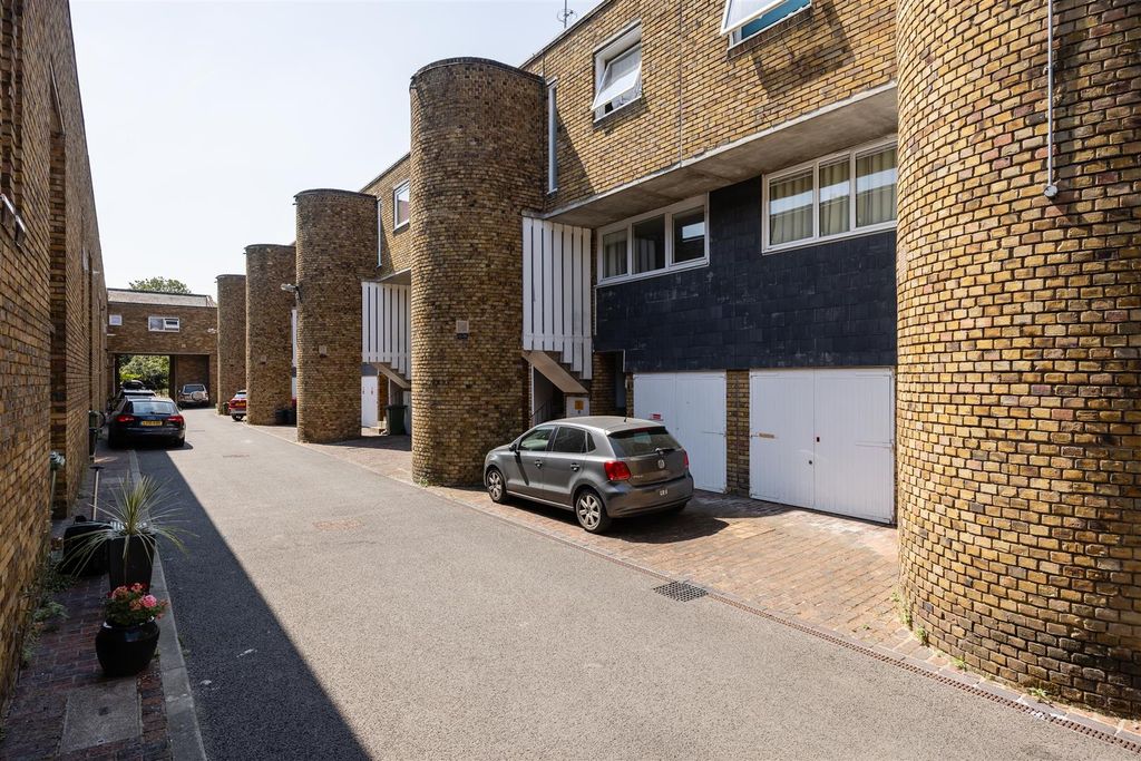 Property photo 1 of 36 Legion Close, N1