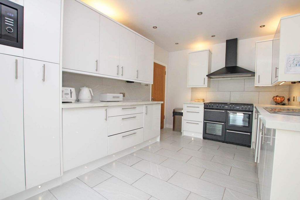 Property photo 3 of 35