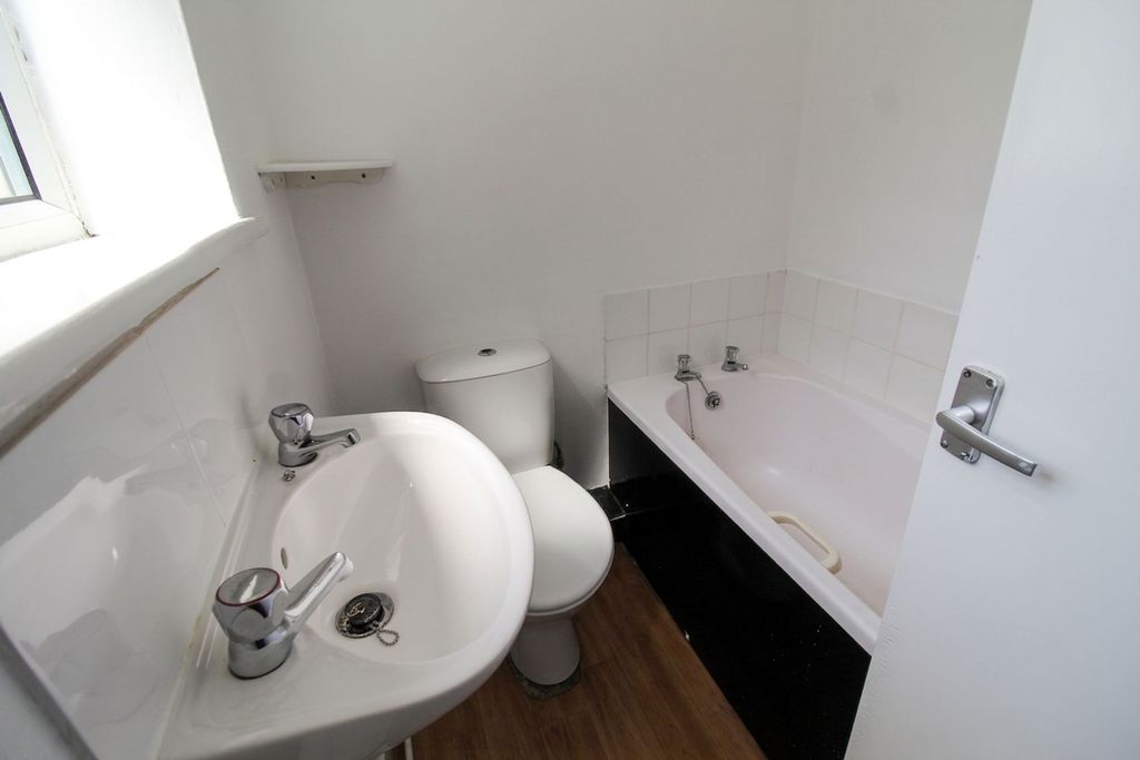 Property photo 3 of 7 Bathroom