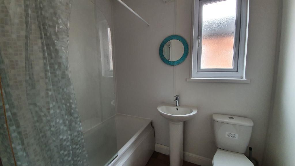 Property photo 1 of 10 Bathroom.Jpg