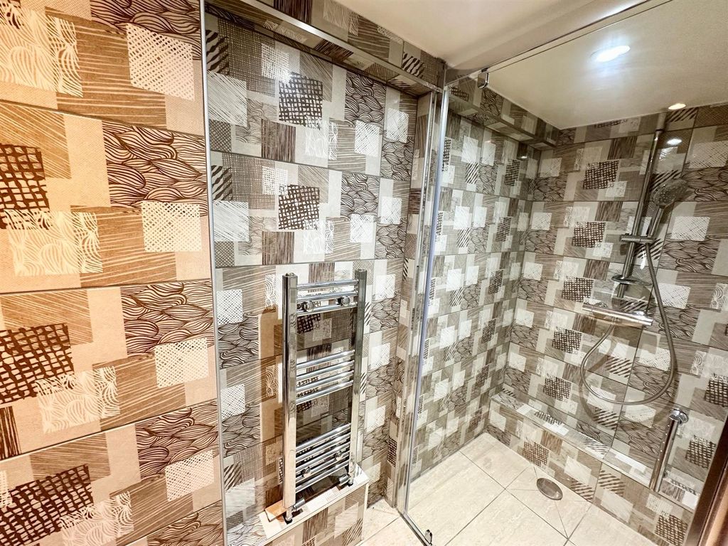 Property photo 3 of 6 Bathroom/W.C.
