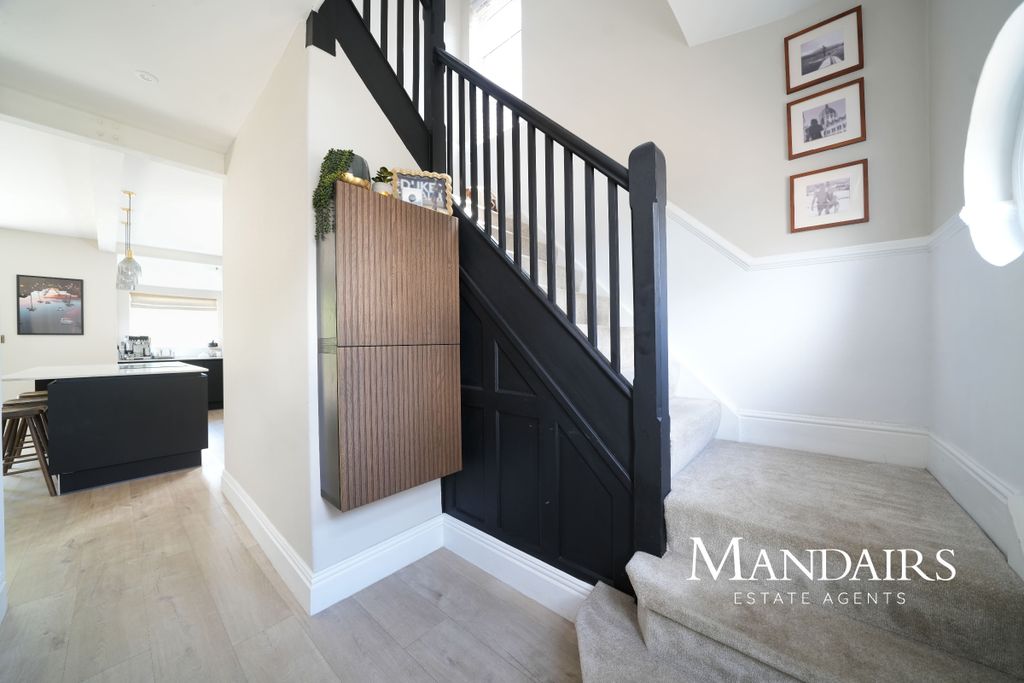 Property photo 2 of 37