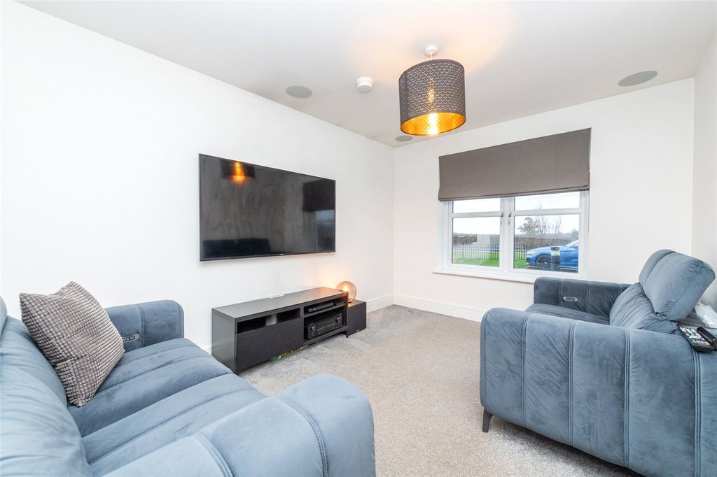 Property photo 2 of 34 Comrie Avenue 2