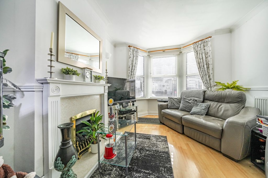 Property photo 3 of 14 Lounge