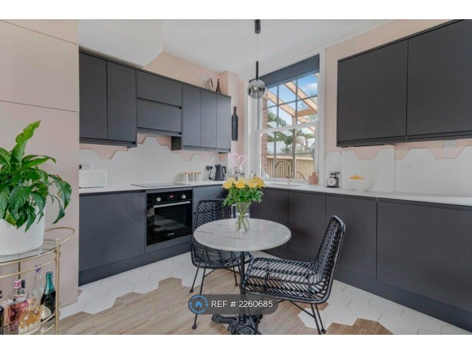 Property photo 2 of 12 Fully Equipped, Modern Kitchen With Dishwasher
