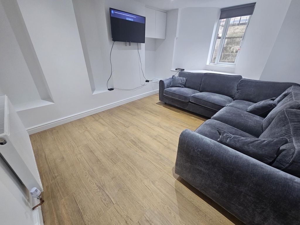 Property photo 3 of 22 A Bright And Modern Living Room Featuring A Comfor...