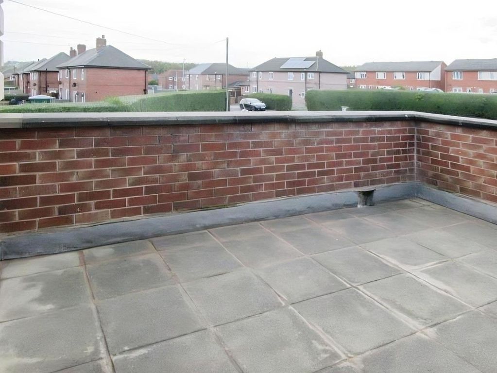 Property photo 3 of 11 Entrance/Balcony