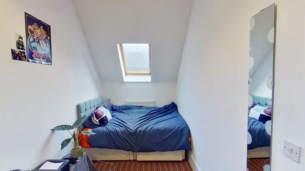 Property photo 2 of 11 Bright And Cozy Double Bedroom Featuring A Comfort...