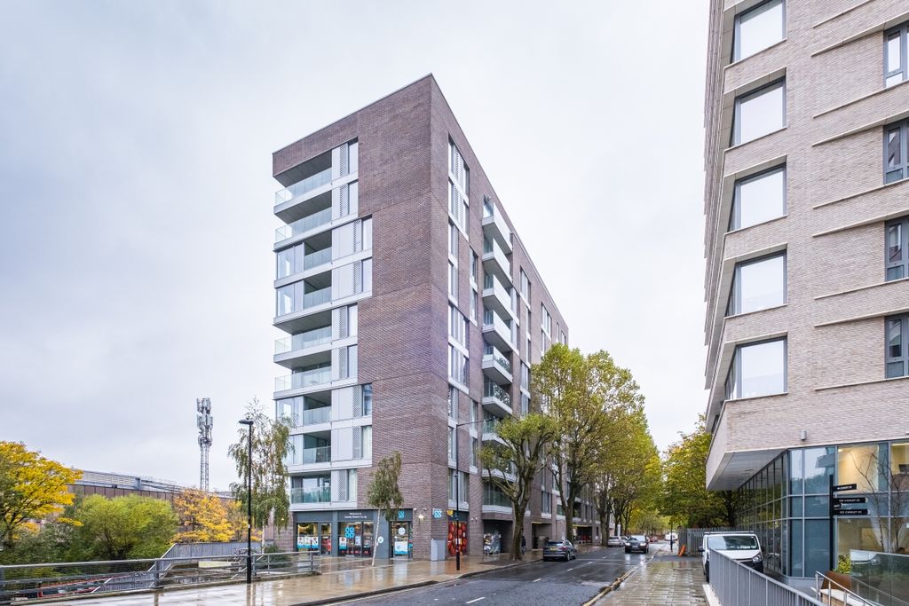 Property photo 1 of 11 Regents Wharf