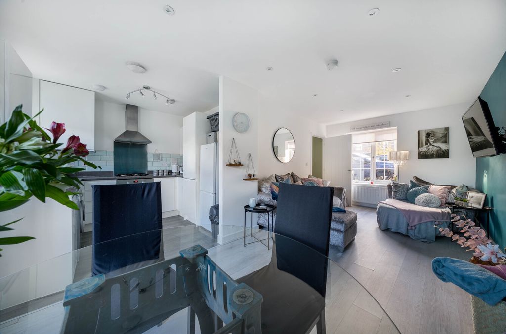 Property photo 2 of 8