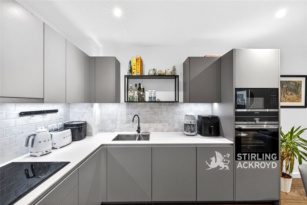 Property photo 3 of 21 Kitchen