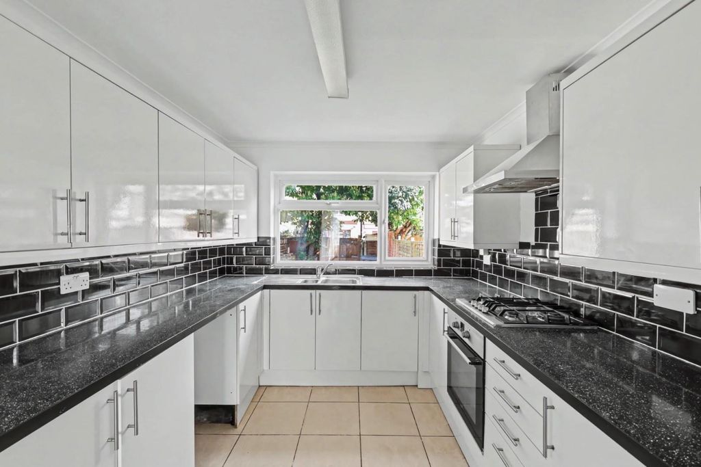 Property photo 3 of 31 Final Edited Pictures Oxford P_12.Jpg