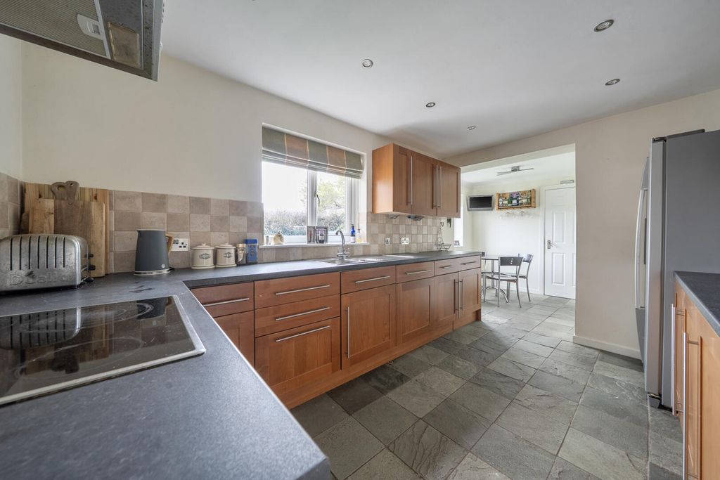 Property photo 3 of 20 Kitchen