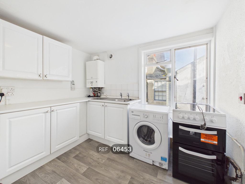 Property photo 3 of 12 Kitchen