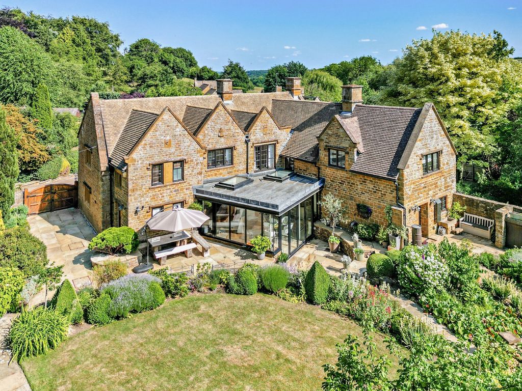 Property photo 1 of 34 Cromwells