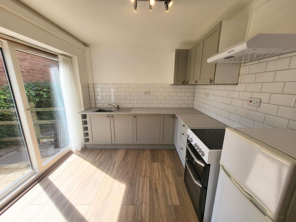 Property photo 3 of 10 Kitchen