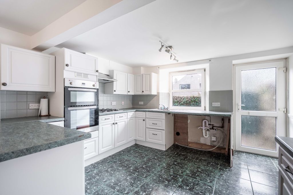 Property photo 3 of 33