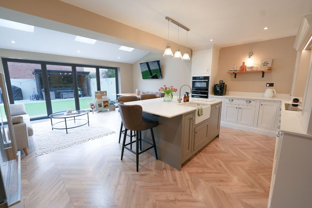 Property photo 2 of 21