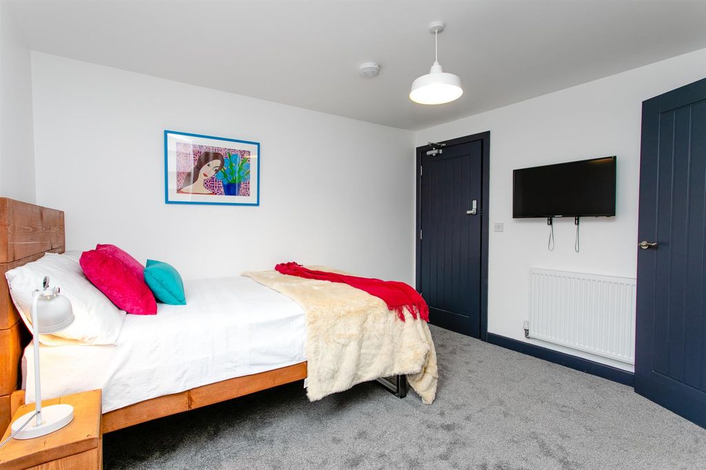 Property photo 2 of 8 52 Argyll Street-8.Jpg