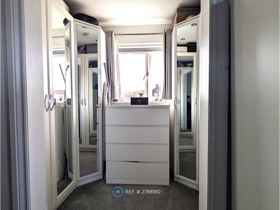 Property photo 3 of 17 Walk In Wardrobe