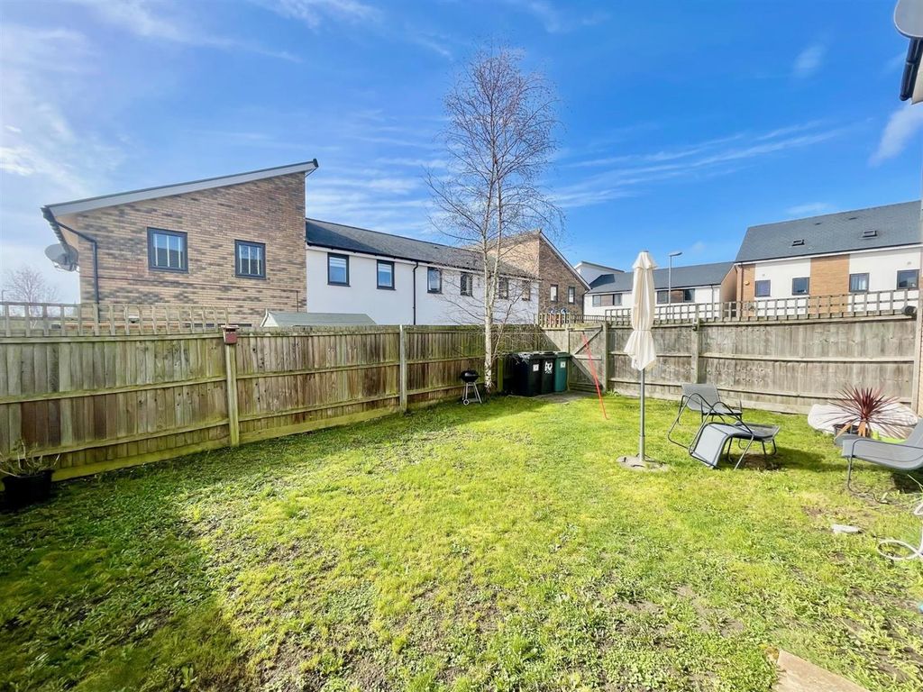 Property photo 3 of 9 Garden.Jpg