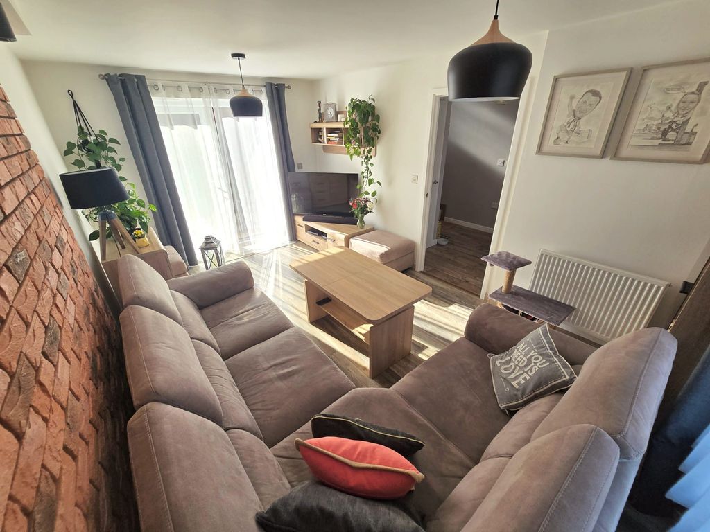 Property photo 3 of 19 Lounge B