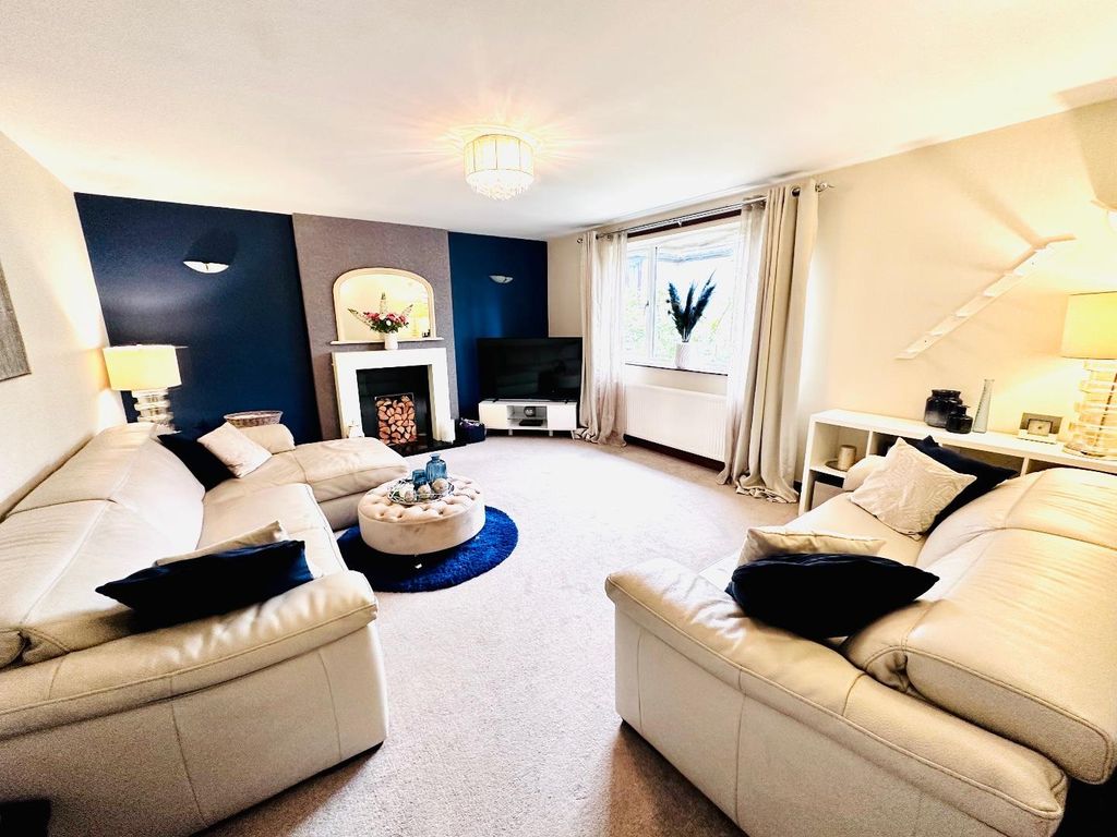Property photo 2 of 32 Spacious Lounge