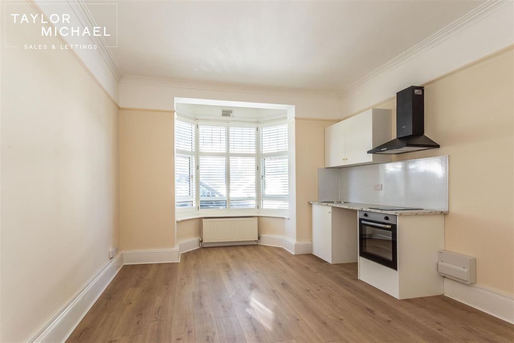 Property photo 1 of 13 Bedsit