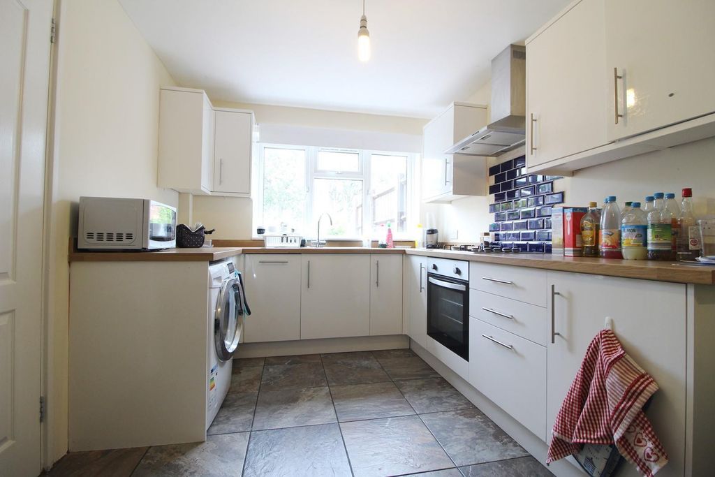 Property photo 3 of 7 Kitchen