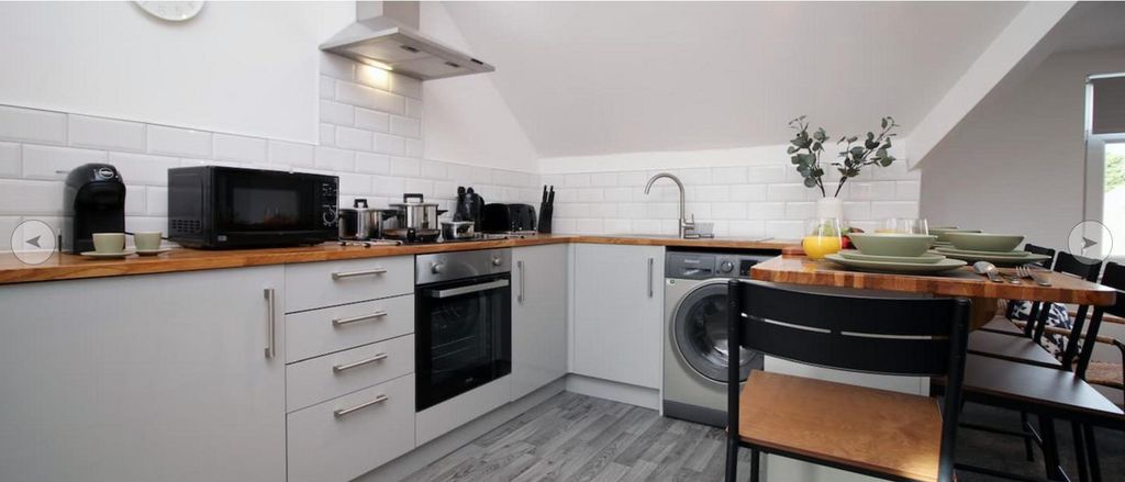 1 bed flat for saleCowbridge Road West, Cardiff CF5 photo 4