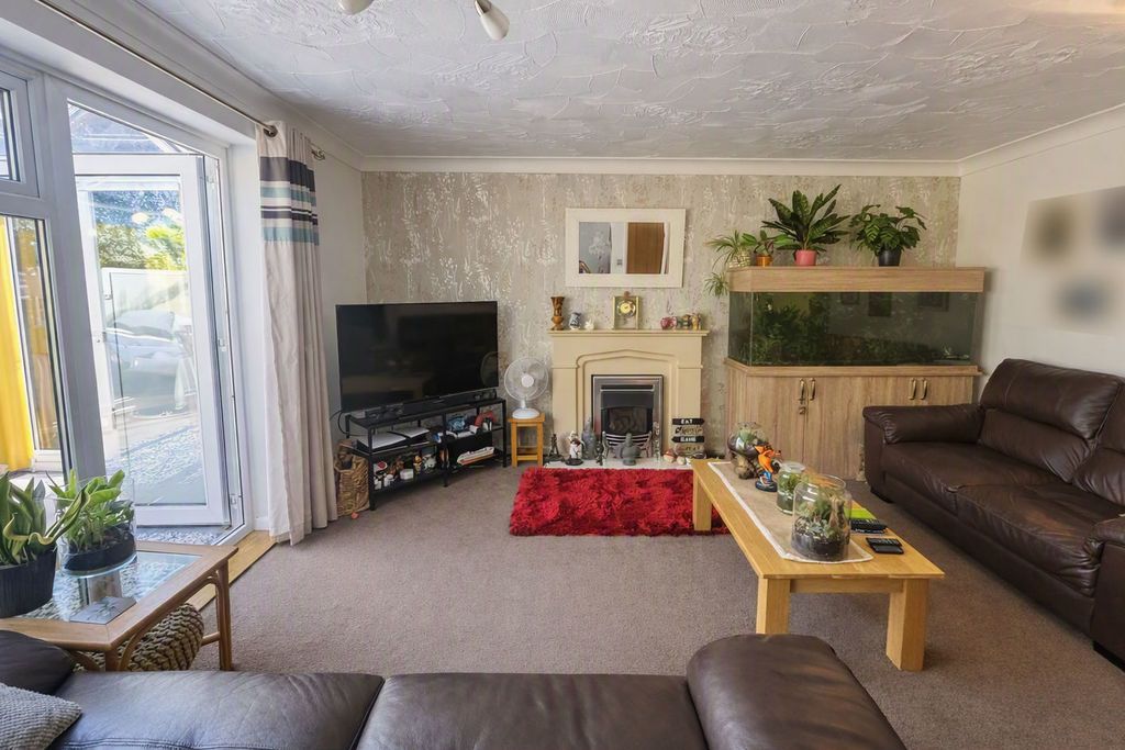 Property photo 2 of 11 Lounge